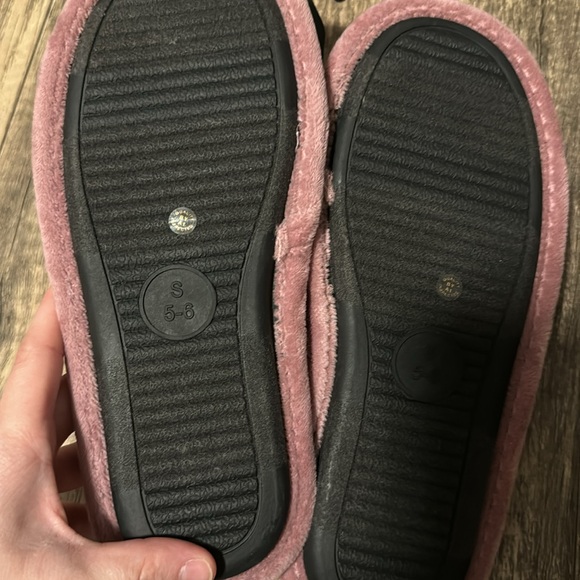 NWT Never Worn “rose” slippers - Picture 3 of 3